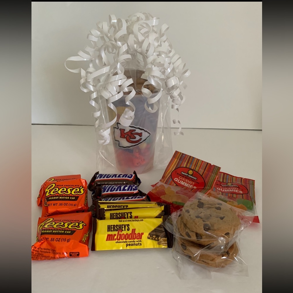 KANSAS CITY CHIEFS CUP w Birthday Card PERSONALIZED Bow Reese’s KitKat Snickers